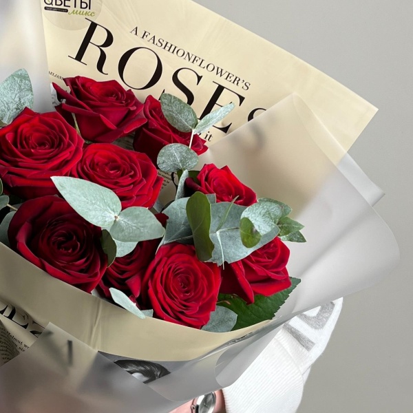 9 красных роз с эвкалиптом