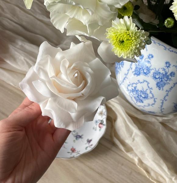 Свеча ручной работы "Белая роза"