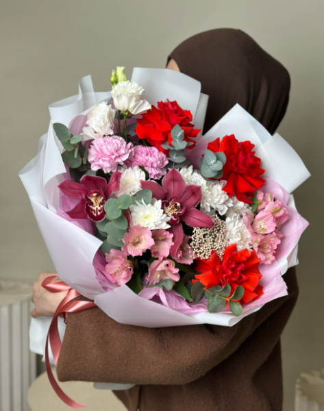 Яркое ассорти с орхидеями 