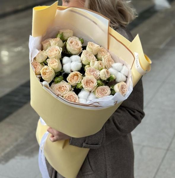 Букет кустовых роз с хлопком 182