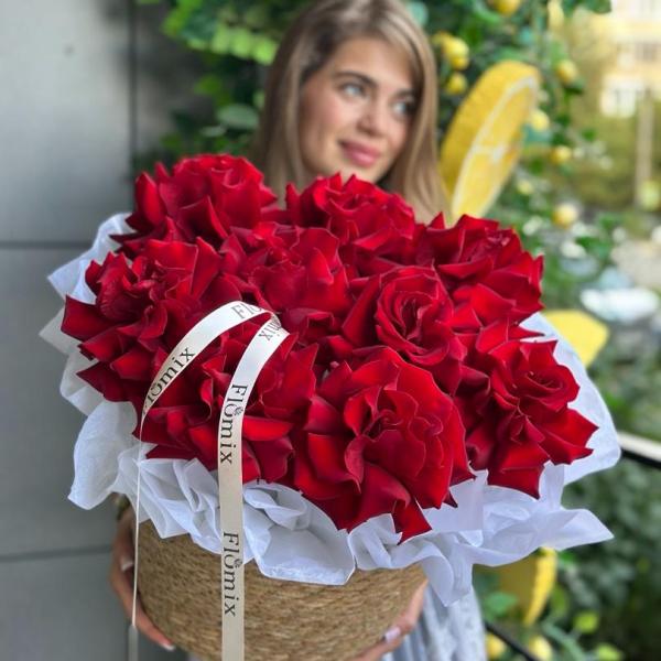 Корзина с кружевными розами 7 шт