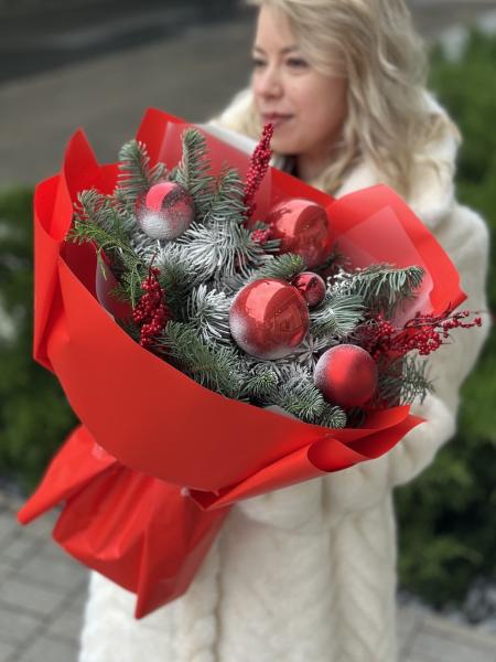 Новогодний букет в красном оформлении 225