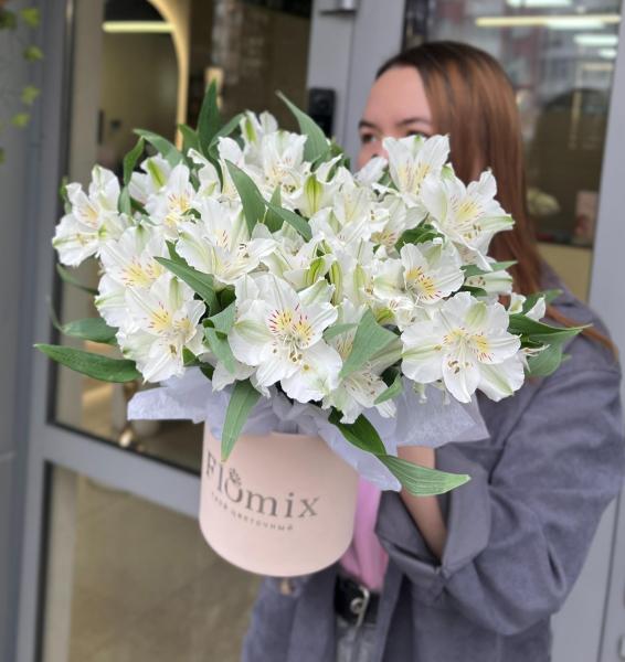 Шляная коробка мини с белыми альстромериями 143 (С)