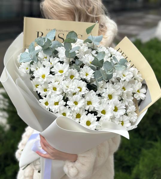 Хризантемы ромашки и эвкалипт 050