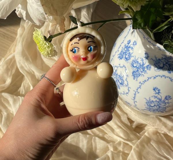 Свеча ручной работы "Неваляшка" белая Свеча ручной работы "Неваляшка" белая