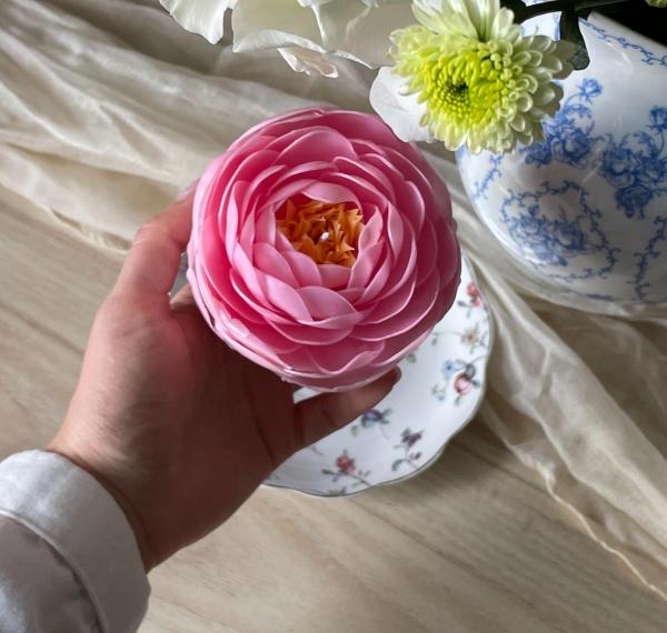 Свеча ручной работы "Розовый пион"