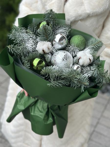 Новогодний букет в зеленом оформлении 224