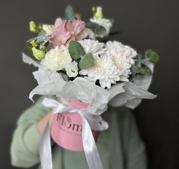 Симпатичная шляпка с эустомой