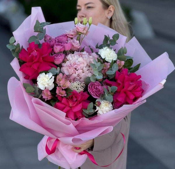 Пышное Ассорти с малиновыми розами 035
