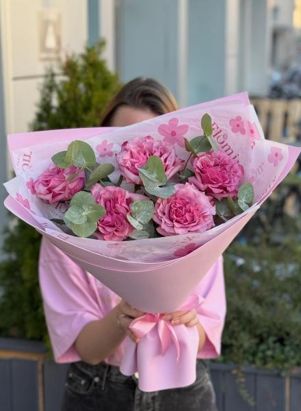 Розовые импортные розы с эвкалиптом(С)