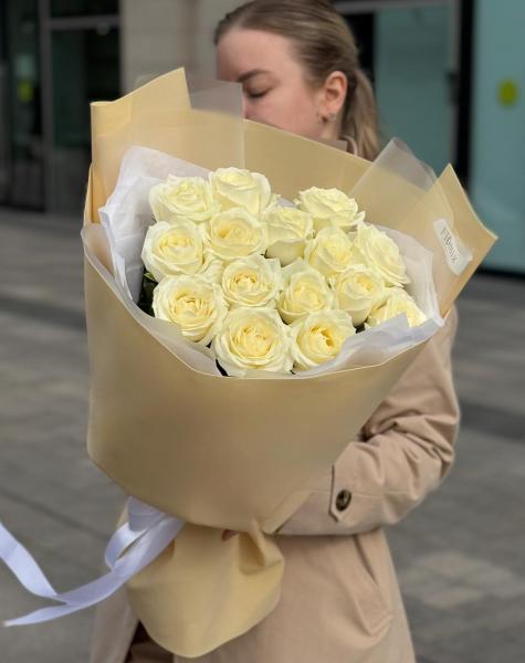 15 белых местных роз 093