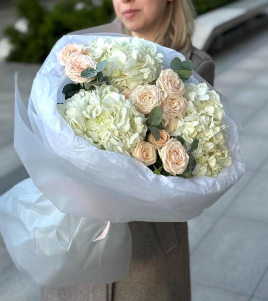 Букет ассорти гортензия с кустовыми 218