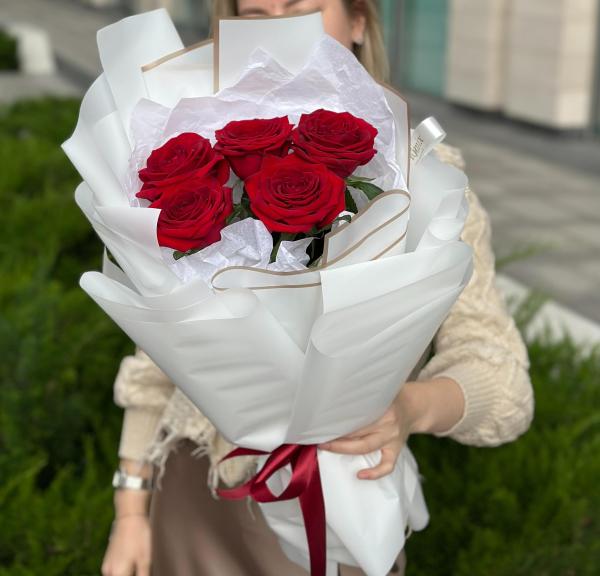 5 красных местных роз