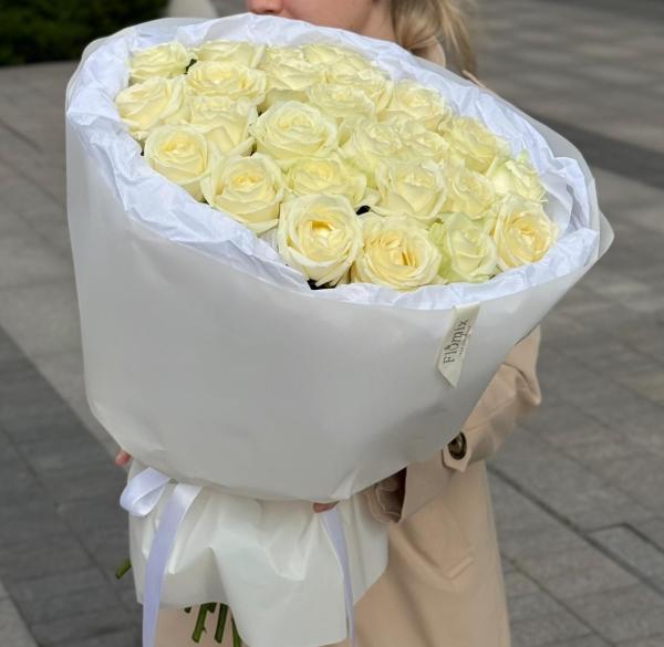 25 белых местных роз 092