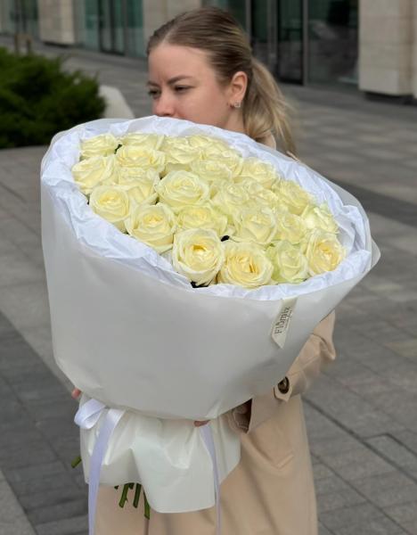 25 белых местных роз 092