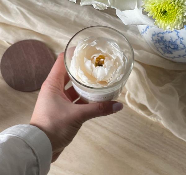 Ароматическая свеча с цветком ручной работы