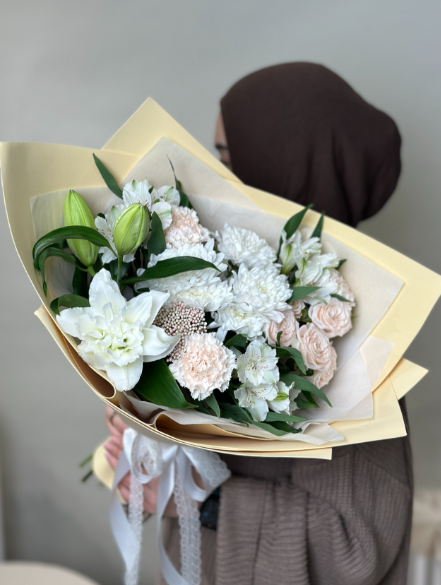 Букет с лилией и кустовой розой