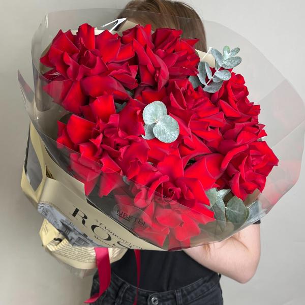Красные кружевные розы с эвкалиптом