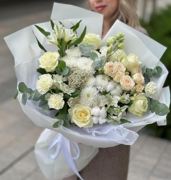 Ассорти белый с местными розами 037