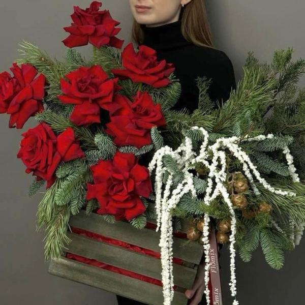 Новогодний ящик с красными розами 229