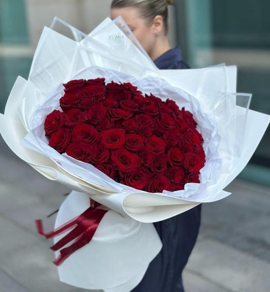 Роскошный букет красных роз 091
