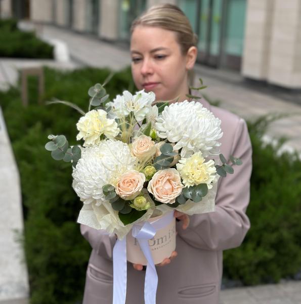 Шляпная коробка с одноголовой хризантемой 171