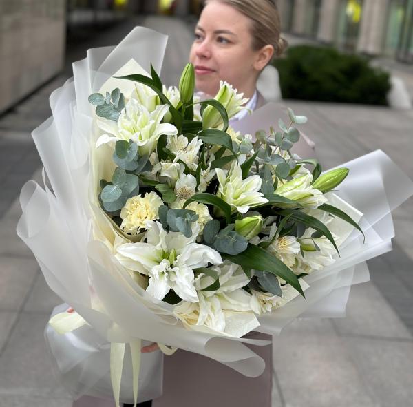 Букет из лилий и альстромерий 179