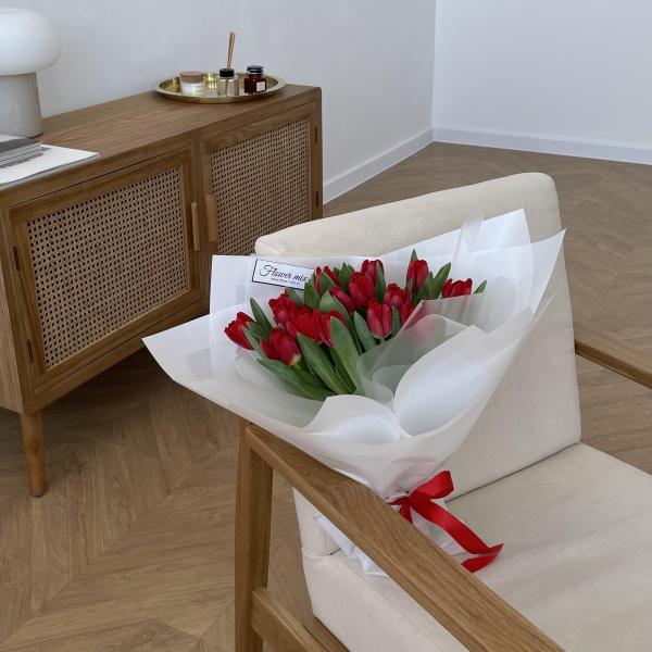 15 красных тюльпанов в белом оформлении
