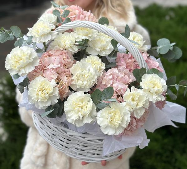 Корзина с гортензиями и диантусами M 060