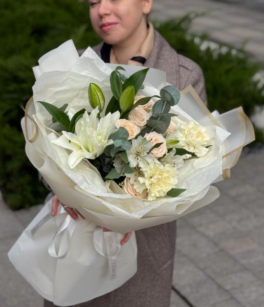 Ассорти с лилией и кустовыми розами 138 Ассорти с лилией и кустовыми розами 138