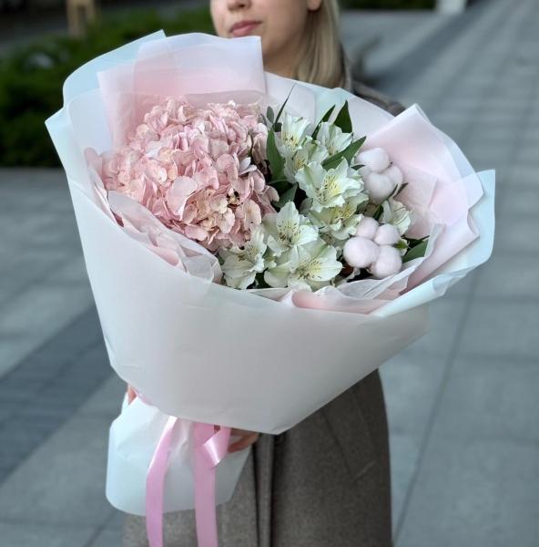 Букет гортензия с альстромерией 212