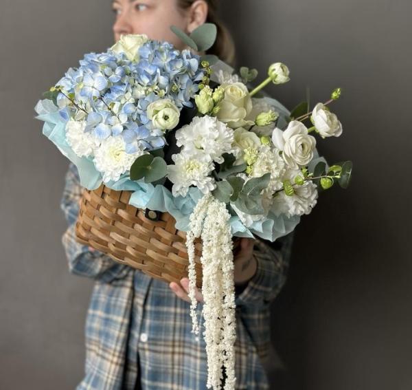 Корзинка с голубой гортензией