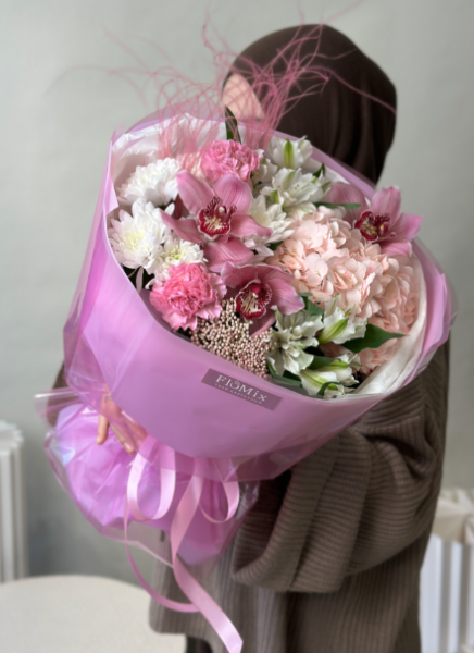 Воздушное асорти букетик с орхидеями 