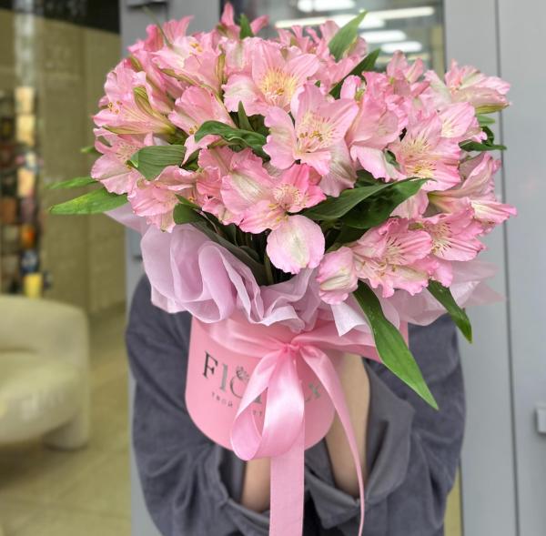 Шляпная коробка с розовыми альстромериями (С)