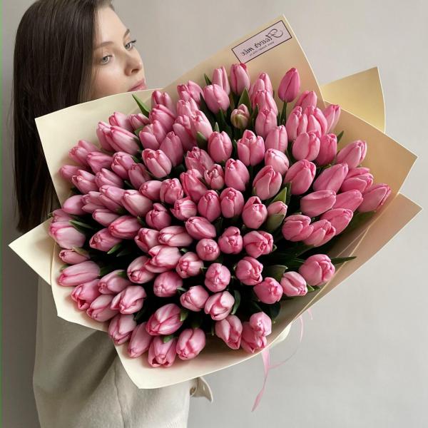 101 розовый тюльпан с оформлением