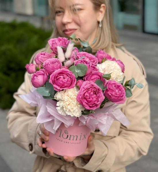 Шляпка с кустовыми розами и гвоздиками 068