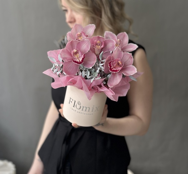 Шляпка с орхидеями 