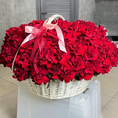 125 кружевных роз в корзине 233