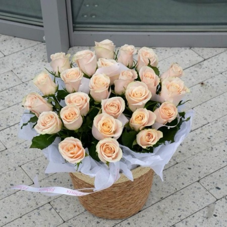 Корзина с кенией 25 шт кремовые