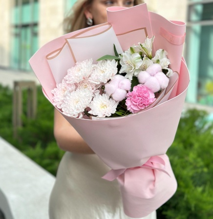 Хризантемы с альстромерией в бело-розовом оформлении 003