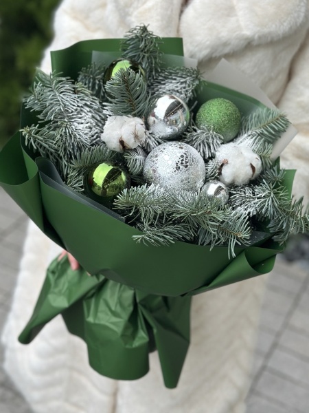 Новогодний букет в зеленом оформлении 224