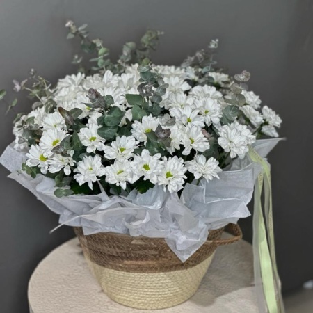 Корзина с ромашками и эвкалиптом 