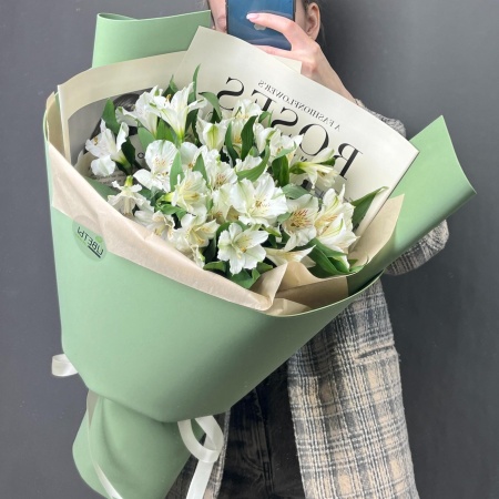 Белые альстромерии в зелёном оформлении 100 Белые альстромерии в зелёном оформлении 100