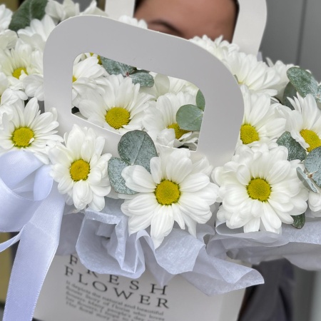 054 Сумочка с хризантемами и эвкалиптом (С)