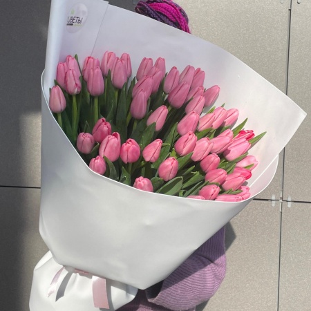 51 розовый тюльпан в белом оформлении