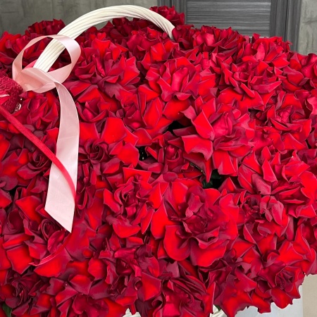 125 кружевных роз в корзине 233