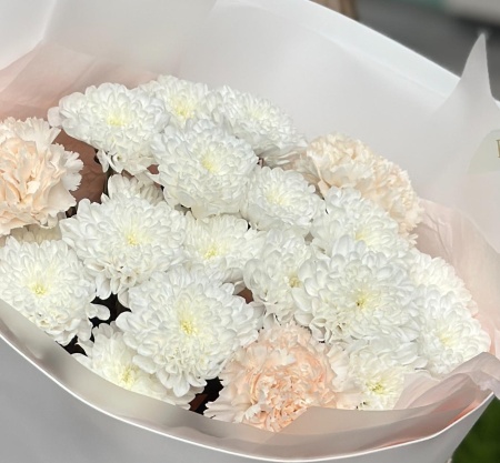 Кремовый букет с хризантемой и диантусами 020