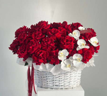 Корзина 35 кружевных роз с фаленопсисом 240