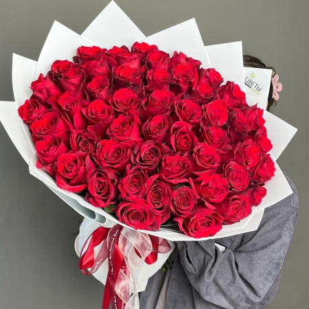 51 красная роза в белой упаковке 091