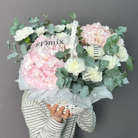 Корзина с розовыми гортензиями и диантусами 222